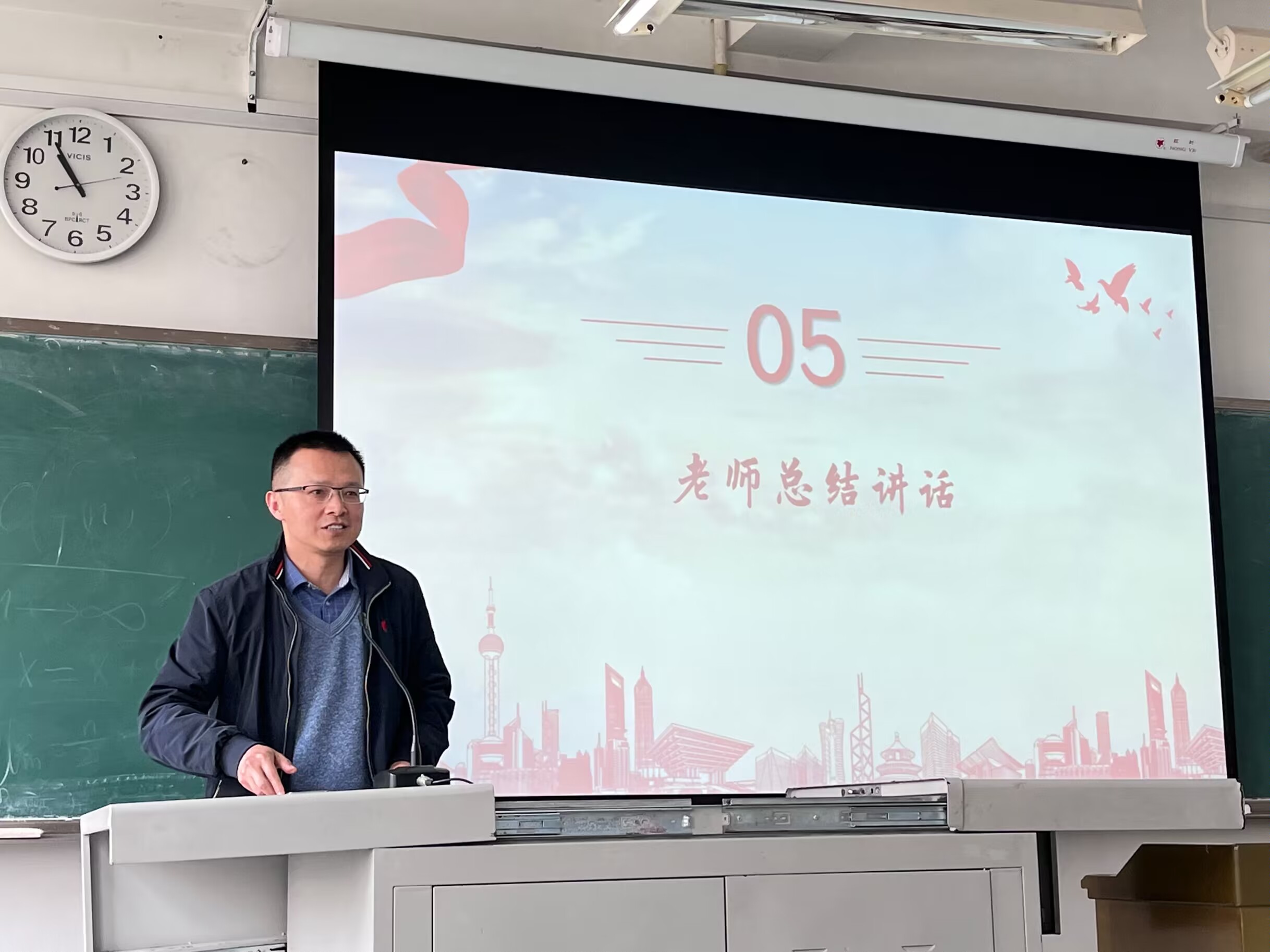 副院长王长武参加主题班会.jpg
