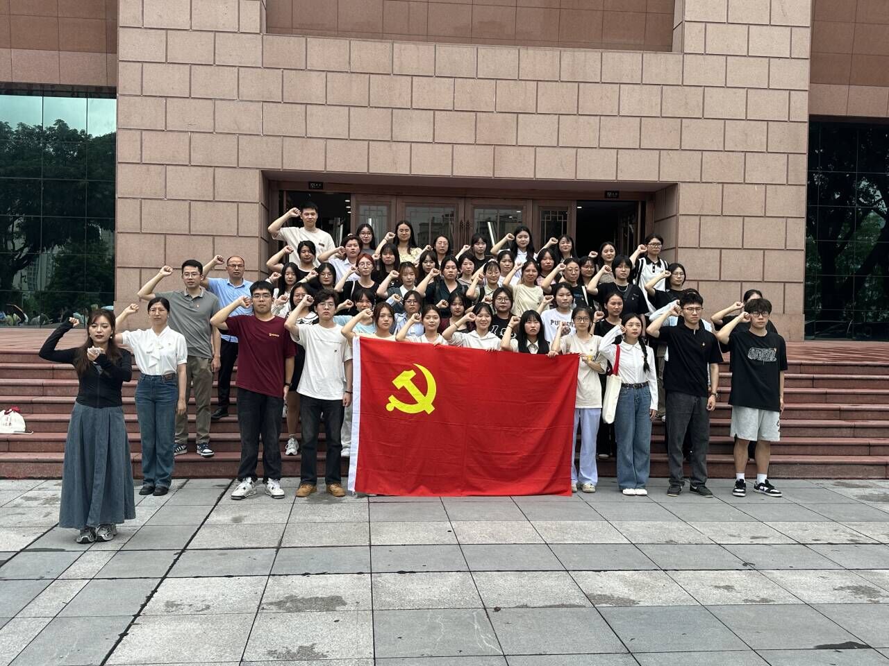 邹洪辉带领宣誓.jpg